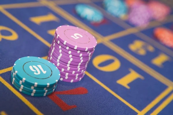 mpo111 live dealer blackjack table on mobile phone screen